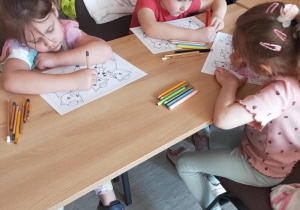 Tuptusie na zajęciach w Bibliotece Pedagogicznej - "Trzy świnki".