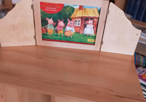 Tuptusie na zajęciach w Bibliotece Pedagogicznej - "Trzy świnki".