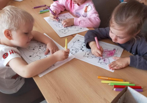 Tuptusie na zajęciach w Bibliotece Pedagogicznej - "Trzy świnki".
