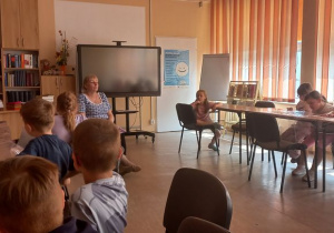 Pani Bibliotekarka przedstawia opowiada dzieciom o czym będą zajęcia