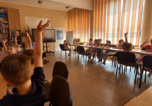 Dzieci podnoszą ręce do góry