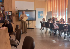 Pani opowiada dzieciom co będzie tematem zajęć