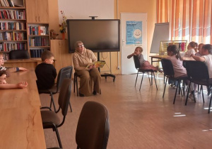 Pani Bibliotekarka czyta dzieciom książkę