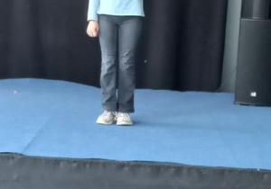 Klara na scenie w piosence "A czemu kot?"
