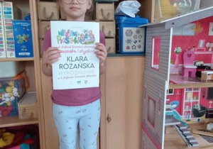 Klara prezentuje swój dyplom
