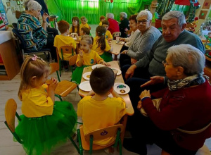 ,,Od nas dla Was" występ dla seniorów w ramach realizacji projektu międzypokoleniowego ,,Stwórzmy coś razem".
