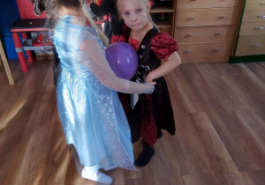 Natalka i Hania tańczą z balonem