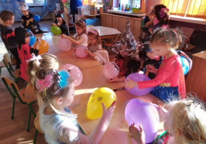 Dzieci ozdabiają balony.