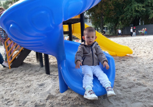 Dzieci bawią się na placu zabaw