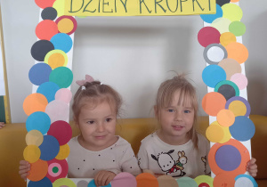 Dzieci pozują w fotobudce