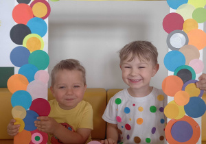 Dzieci pozują w fotobudce