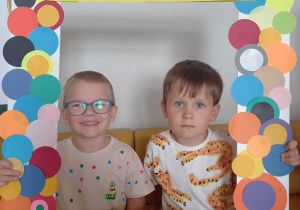 Dzieci pozują w fotobudce