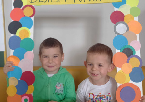 Dzieci pozują w fotobudce