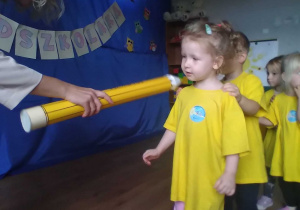 Pani dyrektor pasuje dzieci na przedszkolaka