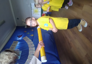 Pani dyrektor pasuje dzieci na przedszkolaka
