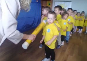 Pani dyrektor pasuje dzieci na przedszkolaka