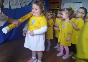 Pani dyrektor pasuje dzieci na przedszkolaka