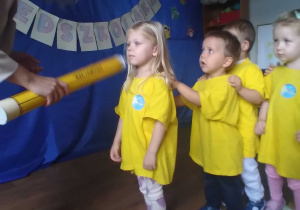 Pani dyrektor pasuje dzieci na przedszkolaka