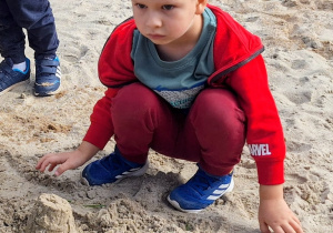 Buziaki wesoło bawią się na przedszkolnym placu zabaw.