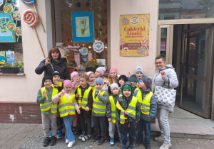 Figielki przed wejściem do sklepu "Ręcznie-zrobione"