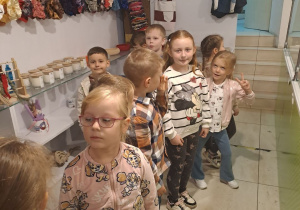 Dzieci oczekują na swoją kolej, aby wyprodukować lizaka