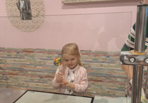Gabrysia i jej lizak