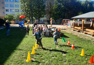 Slalom między pachołkami