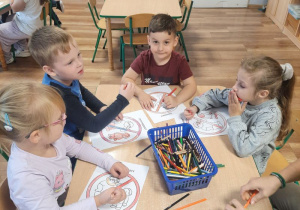 Dzieci kolorują obrazek "Stop przermocy"