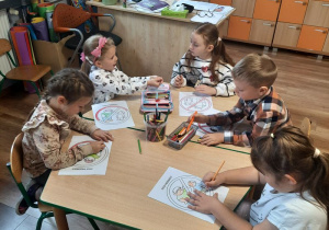 Dzieci kolorują obrazek "Stop przermocy"