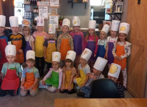 Wyjście do pizzerii "Na Widelcu" z okazji Dnia Chłopca
