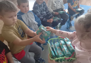 Dziewczynki rozdają chłopcom upominki