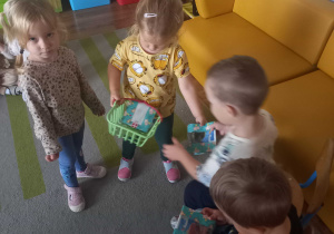 Dziewczynki rozdają chłopcom upominki