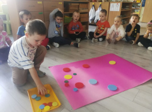 ,,Międzynarodowy Dzień Kropki" kreatywne zabawy z kołem.