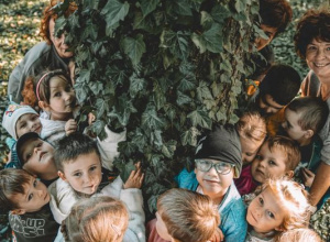 ,,Przytul się do drzewa".
