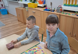 Kornelka z Frankiem siedzą przy stoliku ze swoimi grami