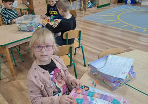 Milenka i chłopcy grają w gry planszowe