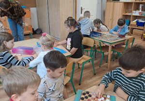Dzieci grają w różne gry planszowe