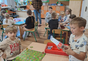 Dzieci grają w różne gry planszowe