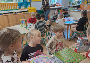 Dzieci grają w różne gry planszowe