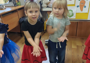 Dzieci tańczą na balu
