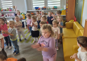 Dzieci biorą udział w muzykowaniu z Bachmanem