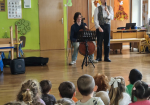 Dzieci biorą udział w muzykowaniu z Bachmanem