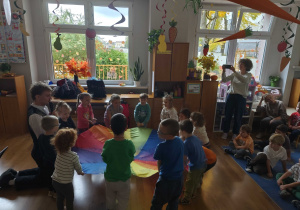 Dzieci biorą udział w muzykowaniu z Bachmanem
