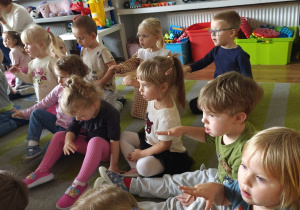 Dzieci biorą udział w zabawie muzycznej