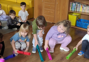 Dzieci biorą udział w zabawie muzycznej