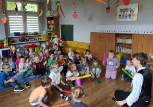 Dzieci biorą udział w zabawie muzycznej