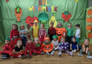 Dzieci tańczą na balu witaminek