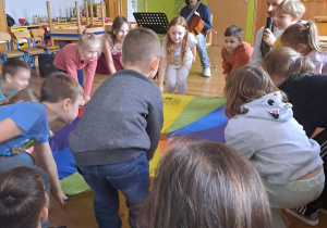 Zabawa z chustą animacyjną