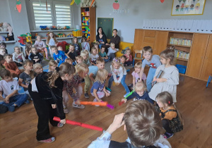 Dzieci grają na bum bum rurkach i innych instrumentach