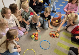 Dzieci układają jabłka w kółkach